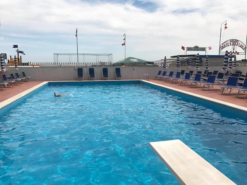 Hotel Majestic Pesaro Kültér fotó