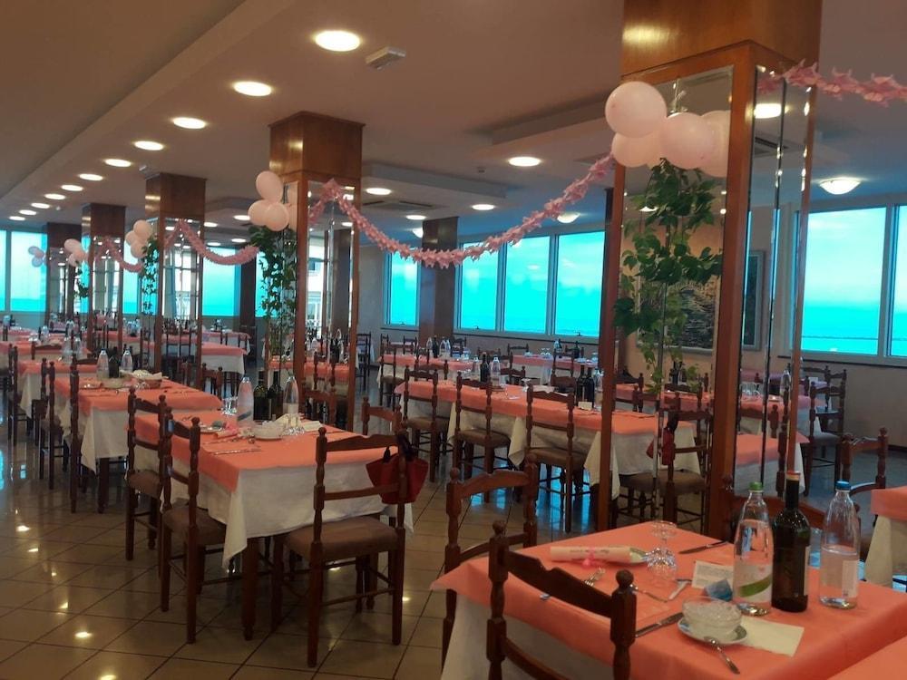 Hotel Majestic Pesaro Kültér fotó